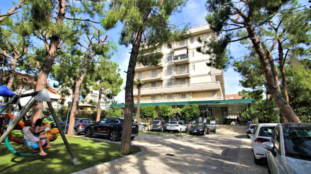 Hotel Pineta Сан-Бенедетто-дель-Тронто Екстер'єр фото