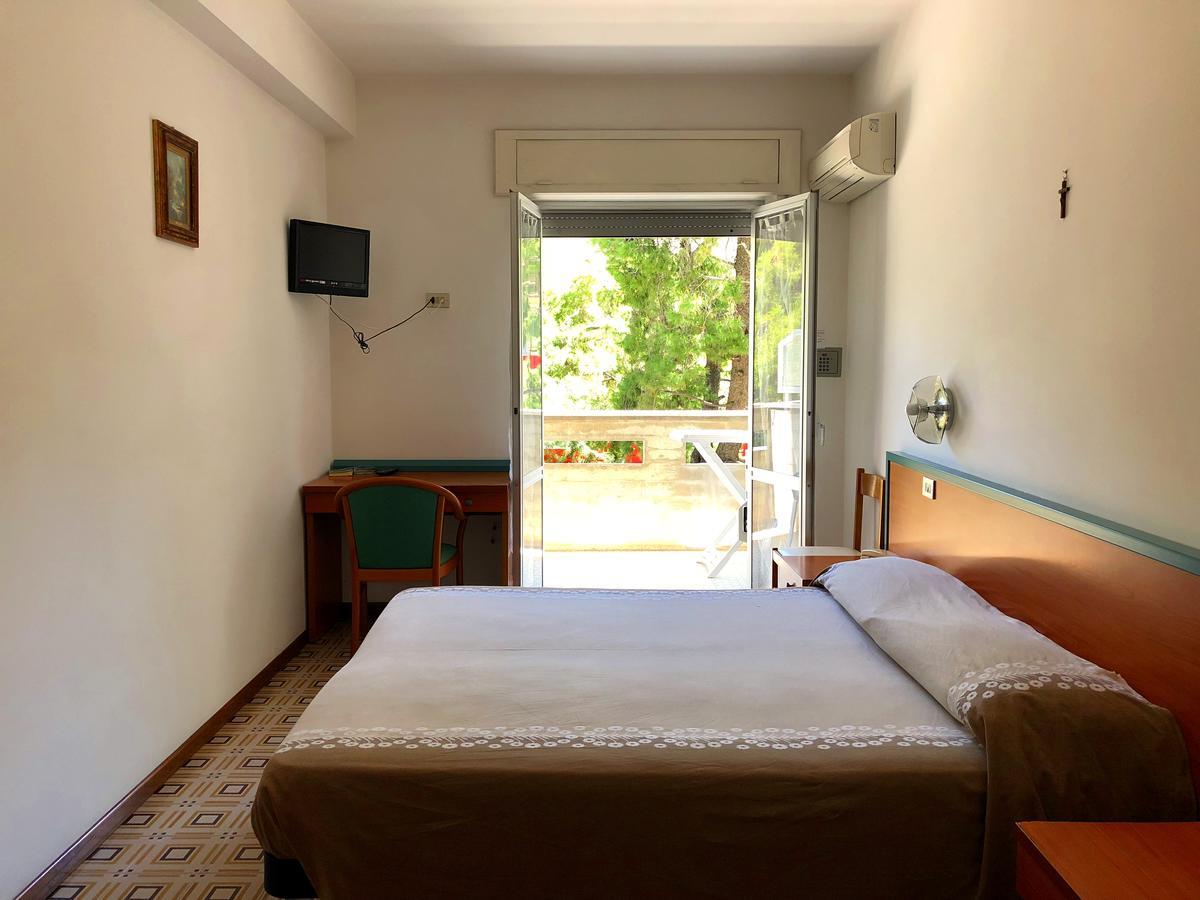 Hotel Pineta Сан-Бенедетто-дель-Тронто Екстер'єр фото